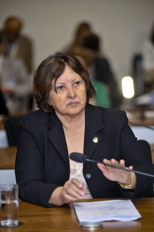 “O parlamentar tem uma agenda extra Parlamento”, ressalta Maria do Carmo