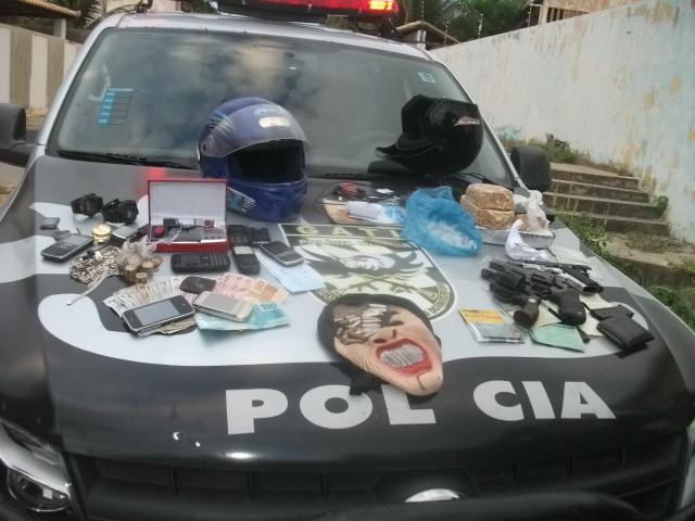 Polícia prende cinco suspeitos de comercializar drogas na Barra dos Coqueiros