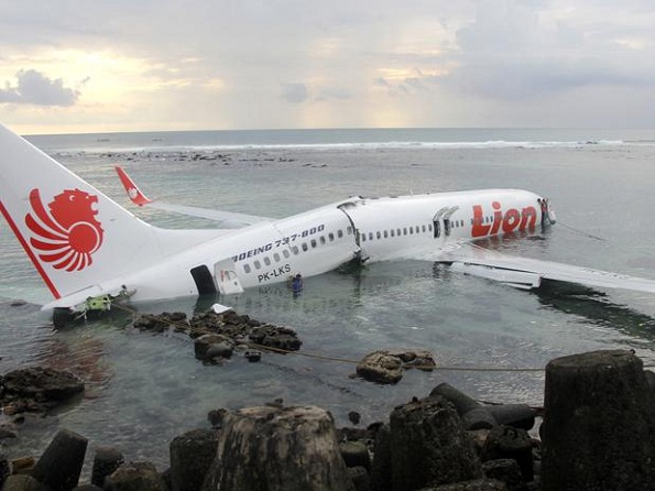 Avião com mais de 100 a bordo atravessa pista e cai no mar na Indonésia