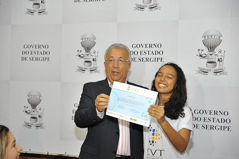 Governo entrega certificados a 400 jovens capacitados numa parceria do Sergipetec, Setrab e Petrobras