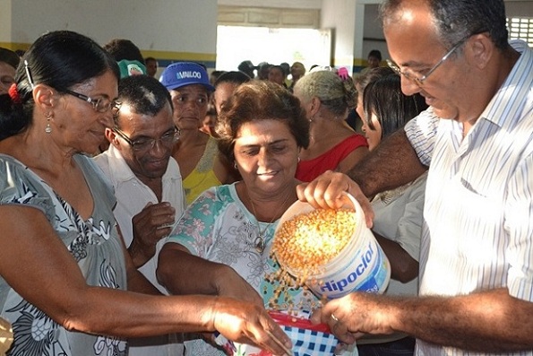 Prefeitura de Itaporanga distribui mais de uma tonelada de sementes de milho para pequenos agricultores