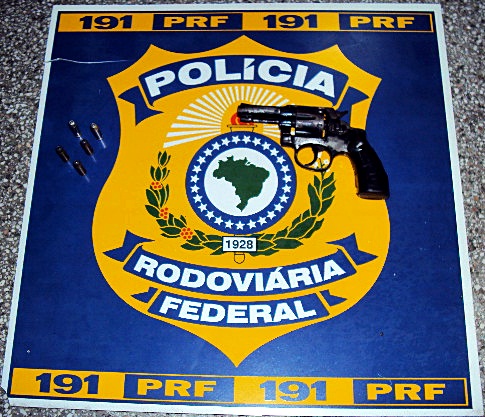   Três homens são presos e arma de fogo é apreendida pela PRF na BR 101, em São Cristóvão 