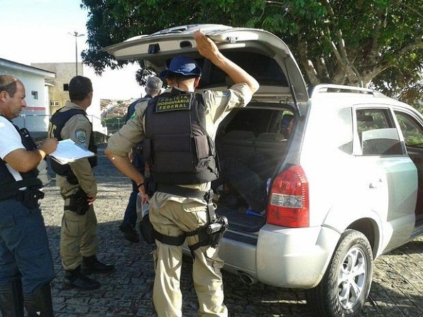 Após troca de tiros, PRF recupera carro de 1ª dama roubado em Sergipe