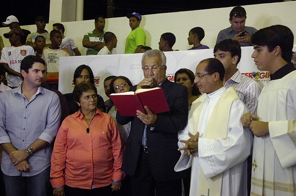 Governador entrega quadra poliesportiva à população de Itaporanga D’Ajuda