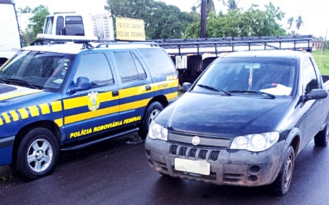 Polícia Rodoviária Federal recupera dois veículos roubados.