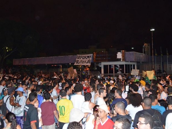 Vândalos ateiam fogo em ônibus durante manifestação em Aracaju