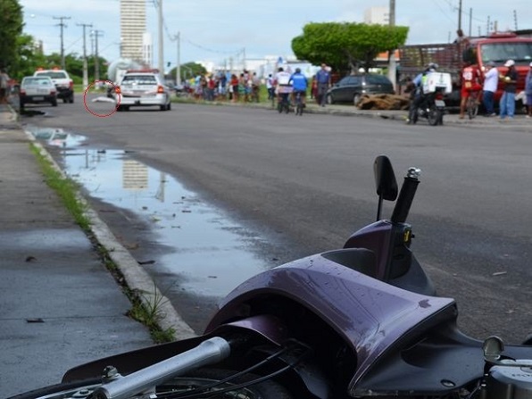 Motociclista morre após ser arrastado cerca de 50 m por caminhão em Aracaju