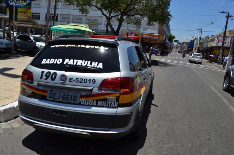 Polícia recupera dois veículos roubados e apreende droga na Grande Aracaju