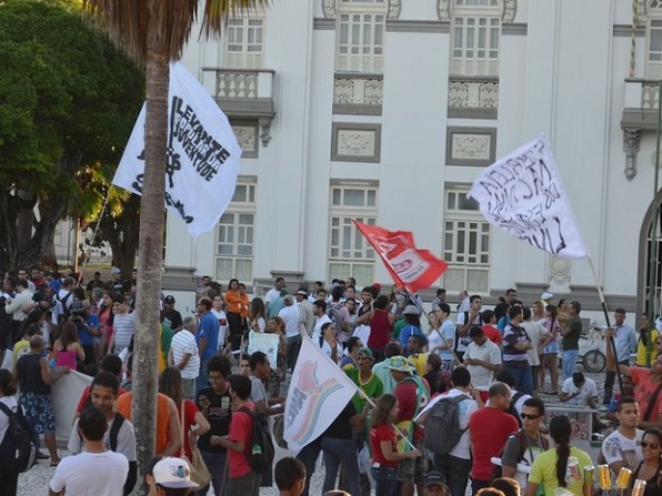Novo protesto reúne 1000 manifestantes no Acorda Aracaju