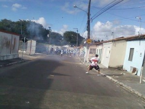  Os tiros atingiram o abdôme e pescoço de dois homens.(Foto: Reprodução)