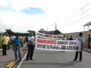  Motoristas e cobradores da VCA fazem caminhada até o Setransp. (Foto: Magna Santana)