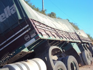 Motorista da SCANIA/G 420 A4X2 foi detido, conduzido à Delegacia de Polícia Civil .(Divulgação)