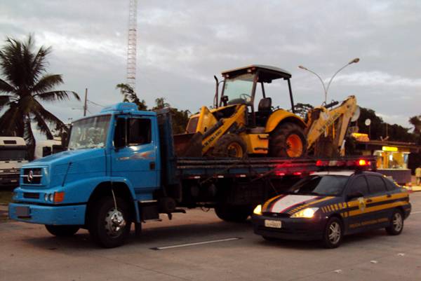 PRF/SE recupera em São Cristóvão retroescavadeira e caminhão roubados na Paraíba 