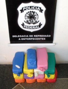  Policiais federais apreenderam 14 kg de cocaína durante fiscalização de rotina realizada no Município de Simão Dias/SE. (Divulgação PF/SE)