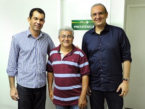  Tonhão, Dorinha e Fábio Henrique afirmam que os recursos são de direito dos municípios. (Foto: Ascom FAMES)