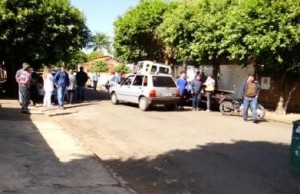  Curiosos acompanham movimentação em frente à casa dos idosos.(Foto: Divulgação)