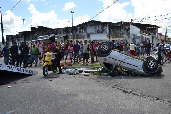 Motociclista morre e população depreda carro em Aracaju