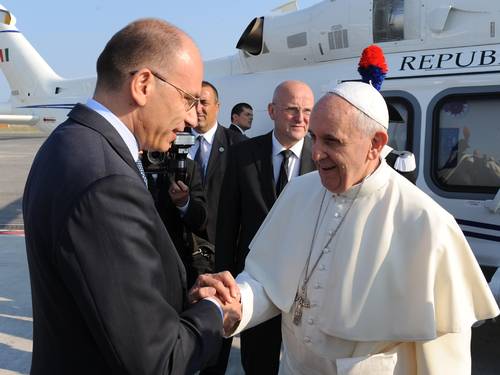 Avião com o papa Francisco pousa no Rio; pontífice será recebido por Dilma