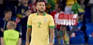  Daniel Alves lamenta após fazer gol contra no amistoso entre Brasil e Suíça.( Fabrice Coffrini/AFP)