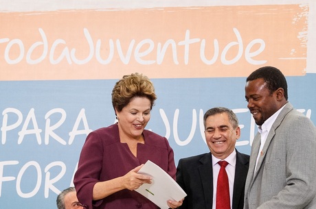 Dilma sanciona lei que garante meia-entrada para jovem carente
