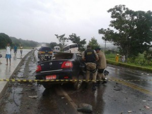  O acidente entre Siena e ônibus deixou três vítimas na BR 101.(Foto: Cláudio Salviano)