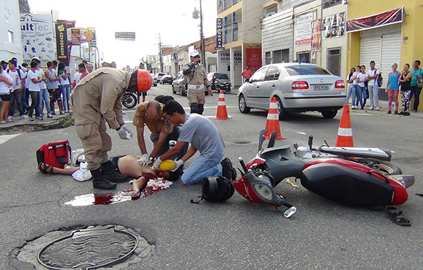  Motociclista morre após colidir veículo com caminhonete em Aracaju