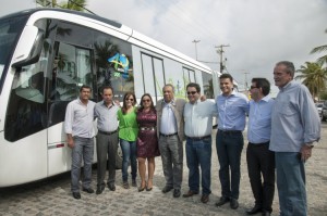  Aracajuanos conhecem modelo de ônibus do BRT.(Foto: Pedro Leite)