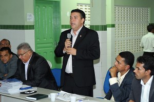  O presidente da Casa, Delson Leão (PSB), pediu mais compromisso do gestor do Município com a comunidade.(Foto: Ascom CMRC)