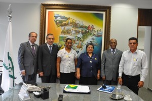 Pastor Virgínio de Carvalho, o senador Eduardo Amorim, a Irmã Vânia, a Irmã Edilene, o deputado estadual Antônio dos Santos e o administrador da Maternidade São José, João Batista. (Divulgação)