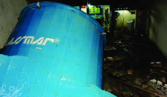 Caixa d’água de 18 mil litros desaba, e por pouco não provoca uma tragédia em Estância