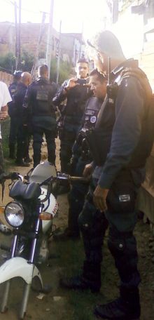 Getam prende dupla com arma de fogo e recupera moto roubada em Socorro