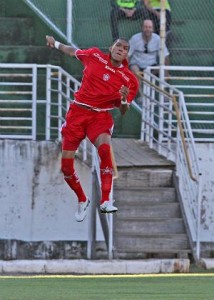 Fernando Karanga marcou o gol que fez o Boa saltar na tabela (Crédito: Célio Messias/Gazeta Press)