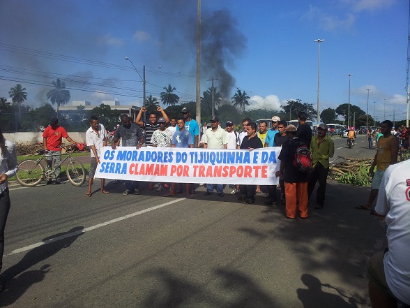   População fecha ponte e reivindica melhorias no transporte do Tijuquinha