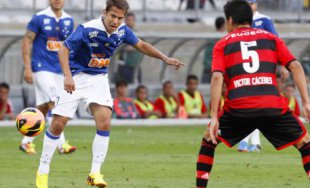 Confira o vídeo que mostra o momento do massagista tirando o gol do Tupi