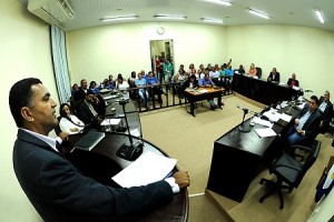 Hélio dos Santos (PSB) fez duras críticas ao comportamento do prefeito e relembrou fatos semelhantes que já tinha acontecido na cidade.(Divulgação/Ascom/CMRC)