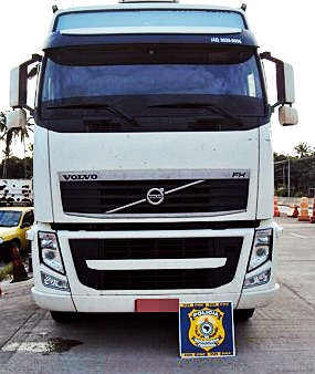 Caminhão roubado é recuperado pela PRF na BR 101, em Maruim