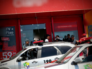  Suspeitos tentaram assaltar loja de celulares e foram impedidos pela polícia.(Foto: Evenilson Santana) 