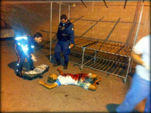  Dois homens são esfaqueados, ontem, durante uma briga de bar, em Estância.(Foto: Pisca Júnior)