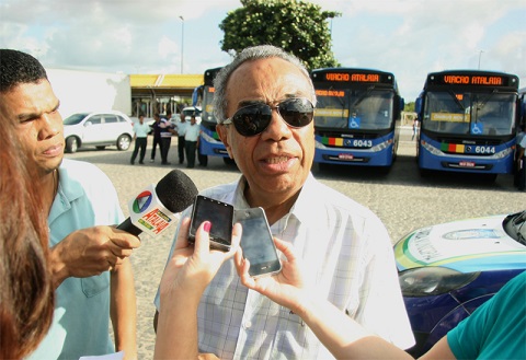 Prefeitura de Aracaju entrega ônibus novos à população
