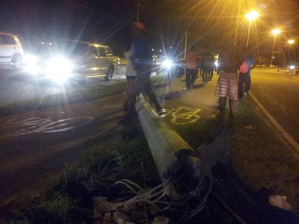 Carro derruba poste e atinge pedestre na Rodovia Marechal Rondon