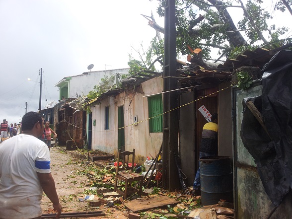 Temporal derruba árvore e destrói 4 casas em Itaporanga; Defesa Civil emite alerta