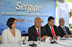  Jackson Barreto ao lado da diretora geral da ANP, Magda Chambriard, dos secretários Saumíneo Nascimento e Oliveira Junior (Foto: Marcos Rodrigues/ASN)