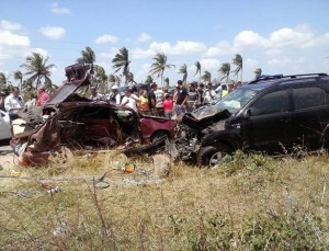  Colisão entre um carro que fazia transporte de lotação e uma caminhonete, nesta segunda-feira (21), na BR-406, em Ceará-Mirim (região metropolitana de Natal), deixou oito pessoas mortas