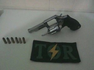  Revolver calibre 38 e uma quantia de três mil reais. (Foto: CPRv/Divulgação)