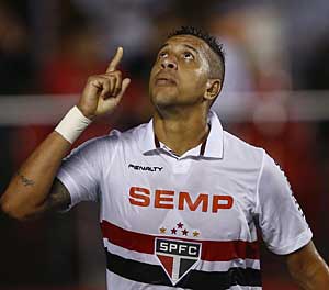 Flamengo vence o Goiás no Serra Dourada e fica bem perto da final