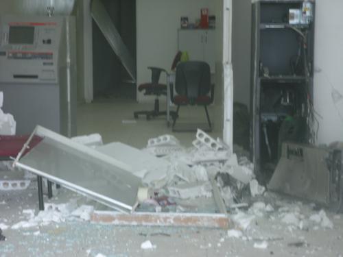Assaltantes explodem caixa eletrônico em Dores, SE