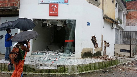 Assaltantes explodem Agência do Bradesco em Laranjeiras.