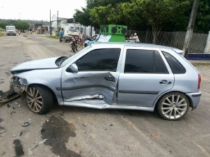  Carro do rapaz de Estância atingido no sábado.(Foto: Pisca Júnior/Diário Sergipano)