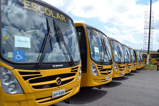 Jackson entrega ônibus escolares a 15 municípios sergipanos