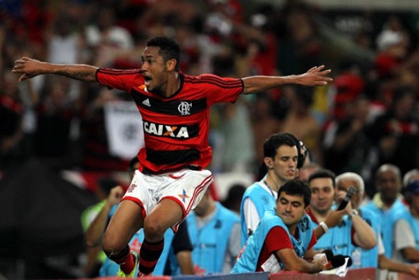 Hernane tem atuação de gala e Flamengo massacra o Botafogo no Maracanã